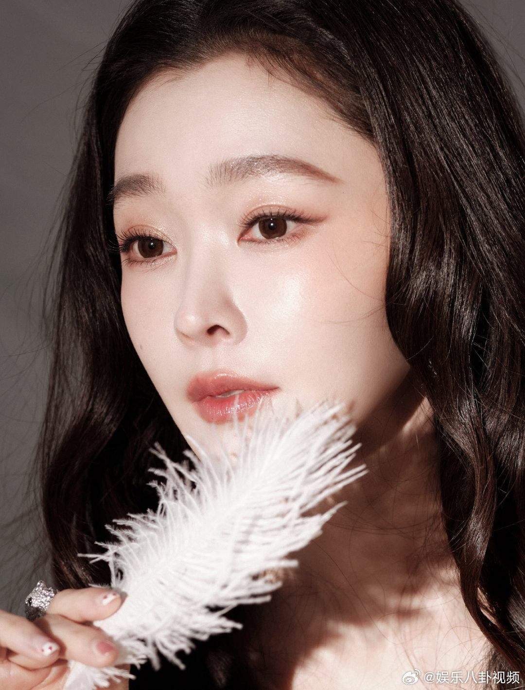 宋轶白裙羽毛头纱宋轶白色羽毛裙持续在线的美貌微博之夜出图