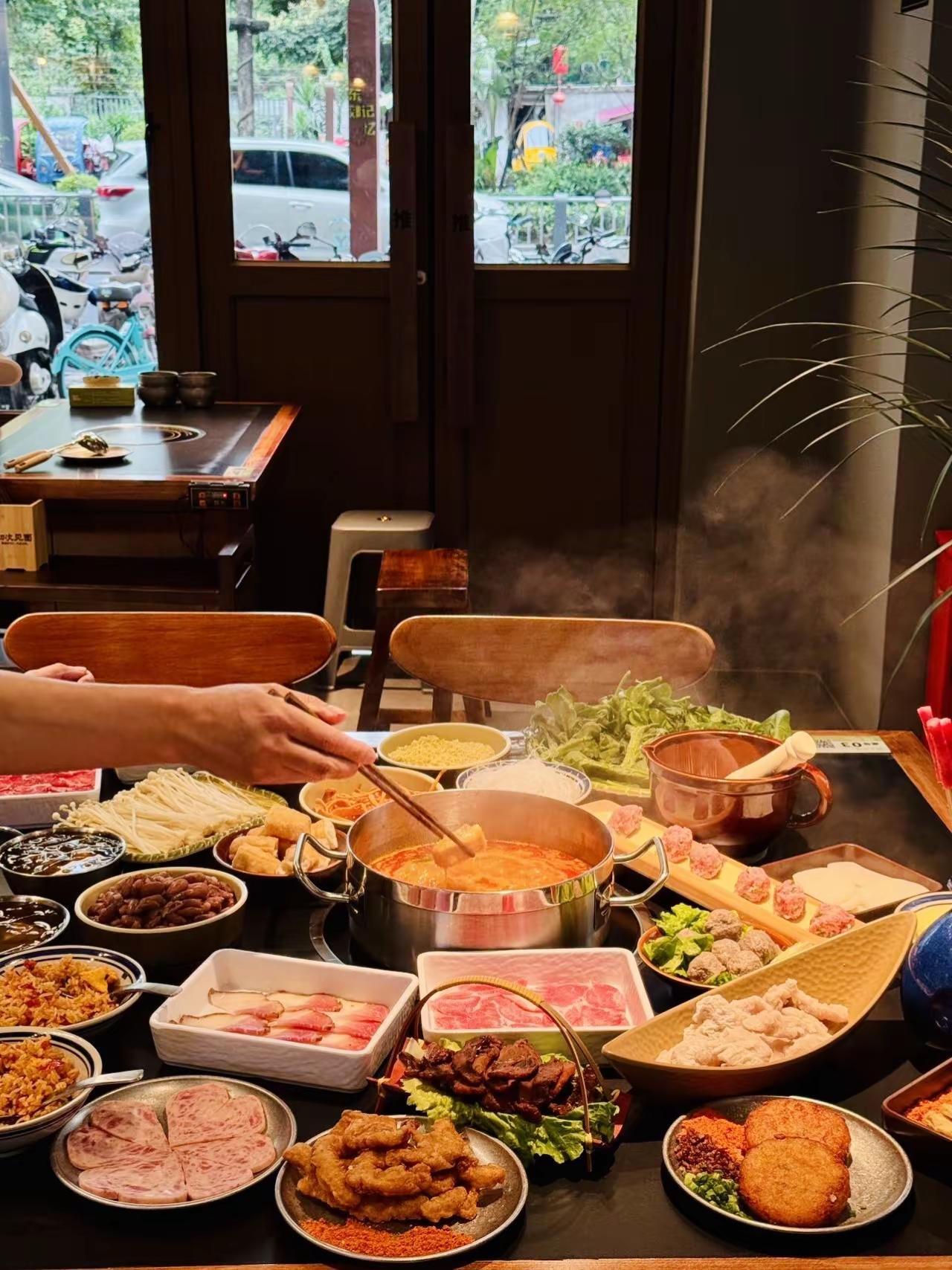 刷新认知！酸汤锅居然能这么下饭。之前从没吃过加土豆泥的酸汤锅，东郊记忆这家直接惊