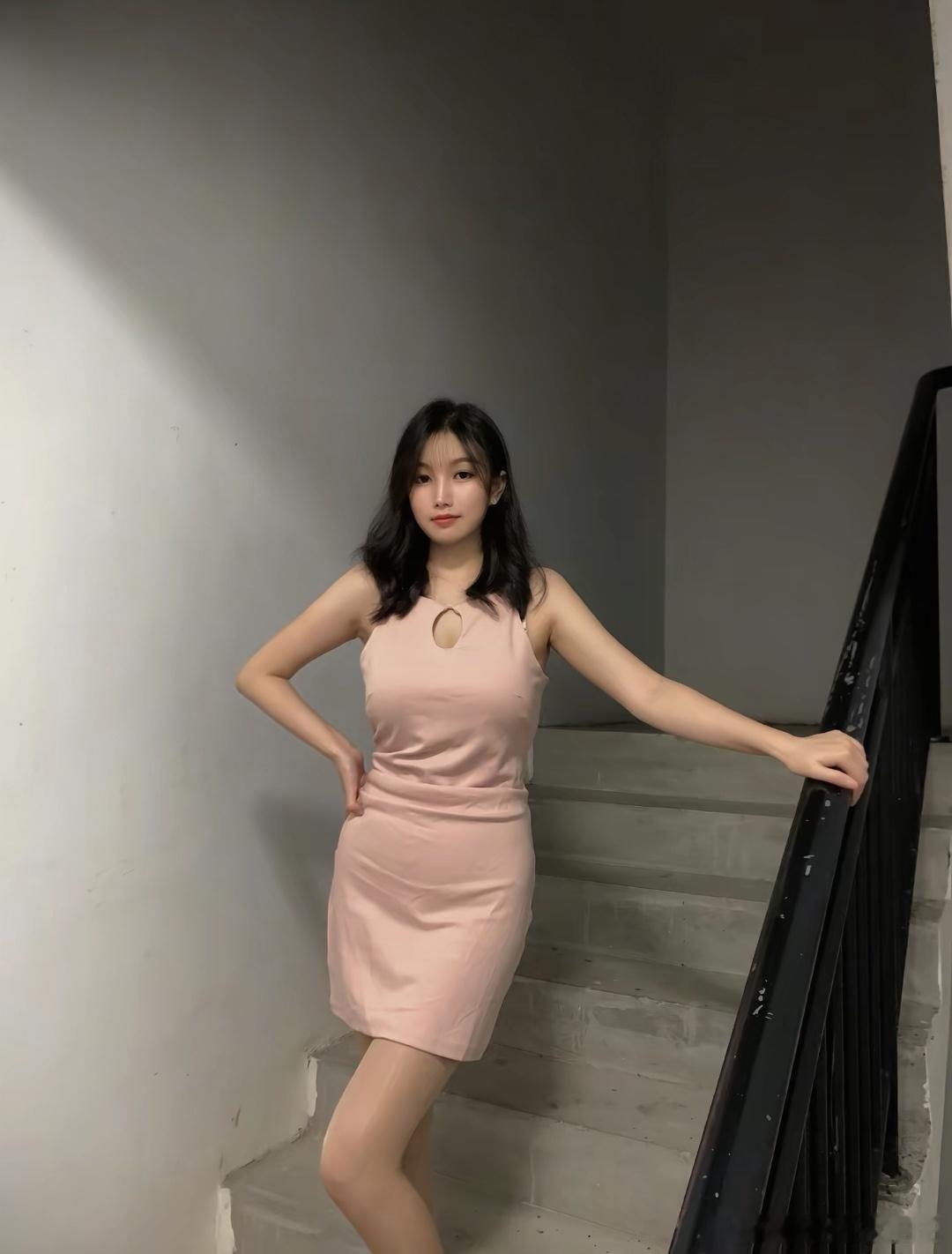 今天穿什么[超话] 粉色连身裙，显身材美女精彩人像[超话] ​​​