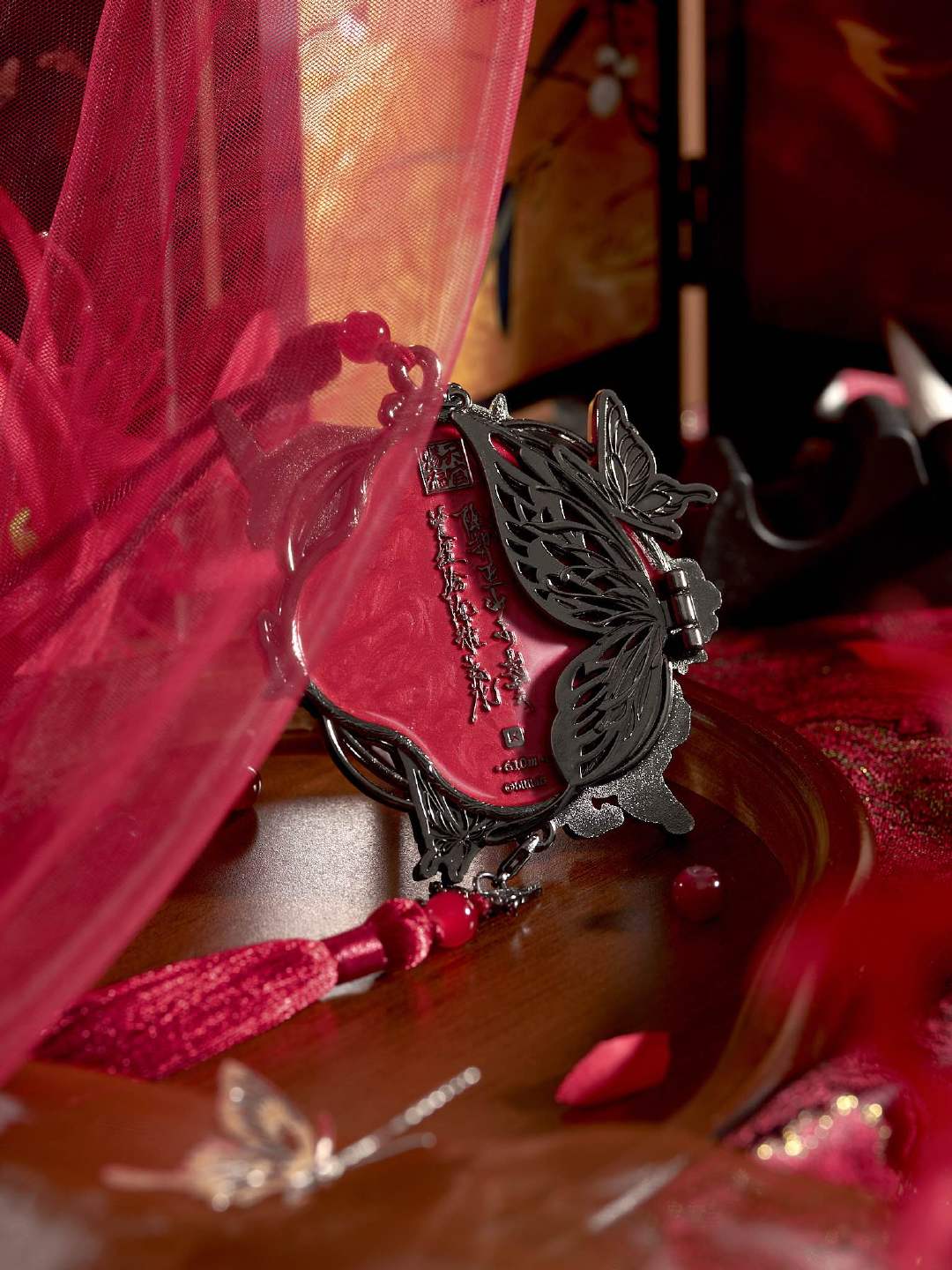 花城好绝美的谷子花城周边做工精致考究，红衣银蝶元素满满，吧唧闪片细腻透亮，立牌身