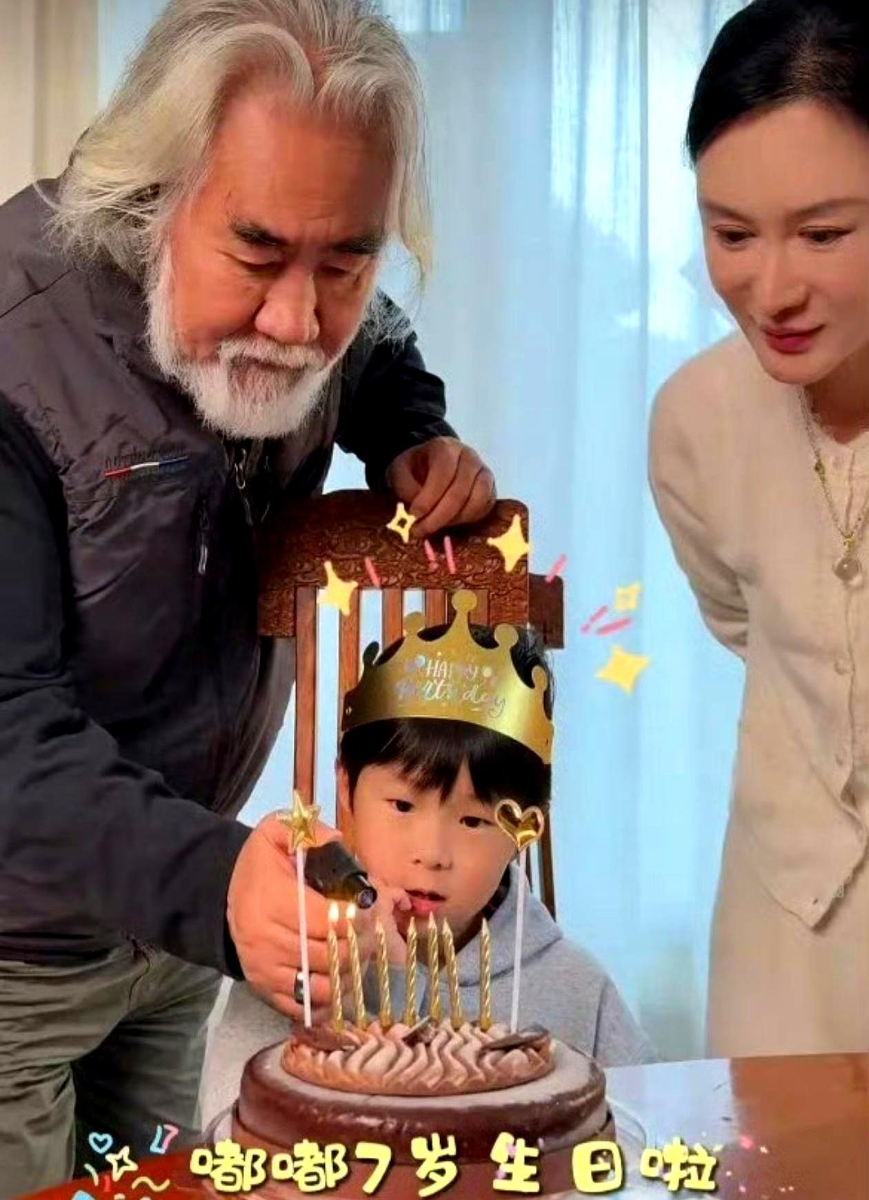 75岁的张纪中抱着7岁的儿子疯狂亲吻，那满头银发在生日蜡烛映照下，刺眼得让人心里