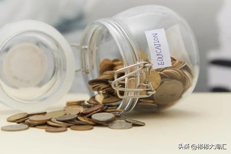 帮助家庭经济困难的大学生，我觉得可以从多方面入手。
在经济上，直接的资金援助很实