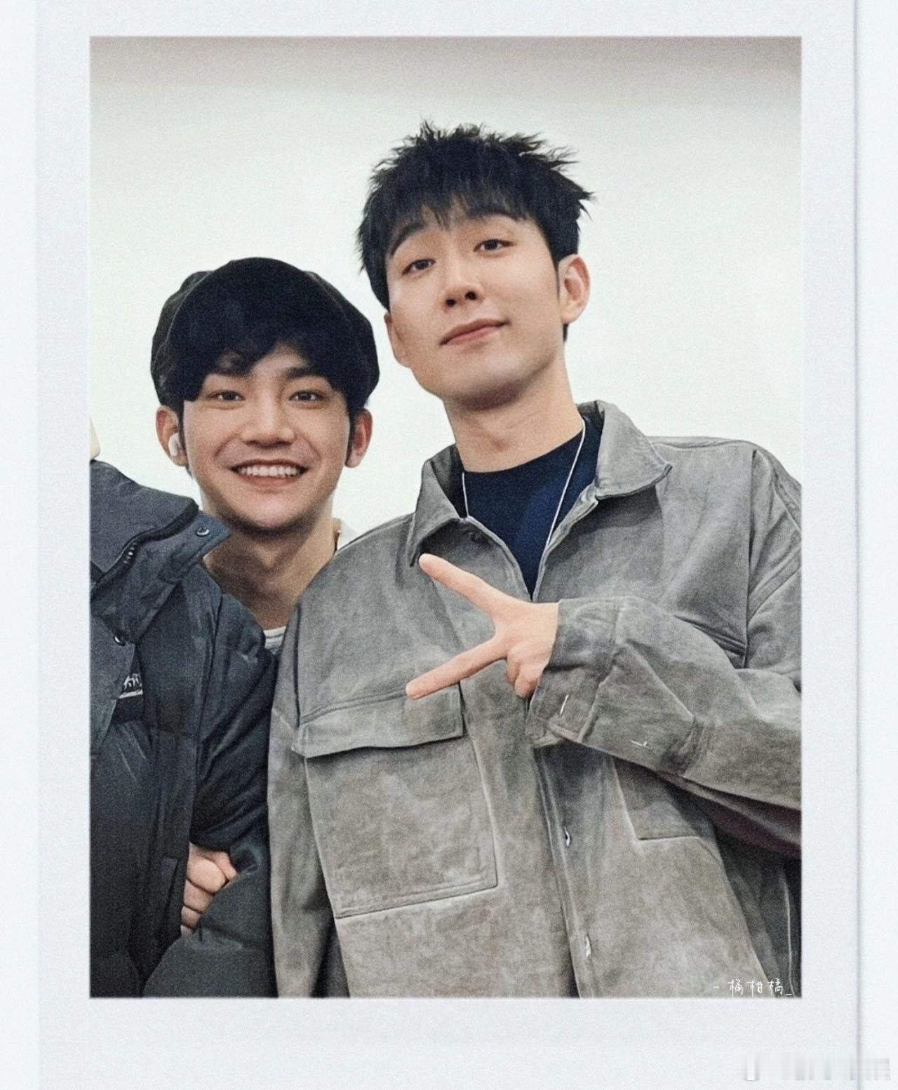 喜人连吃饭都有节目 每个人都是自带笑点的存在，这些人凑在一起可不得狠狠的整活吗，