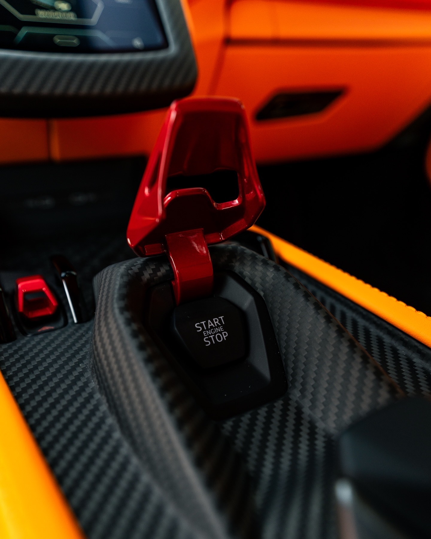 先别急着看外观…要在 Grigio Adamas 涂装的 Revuelto 里，