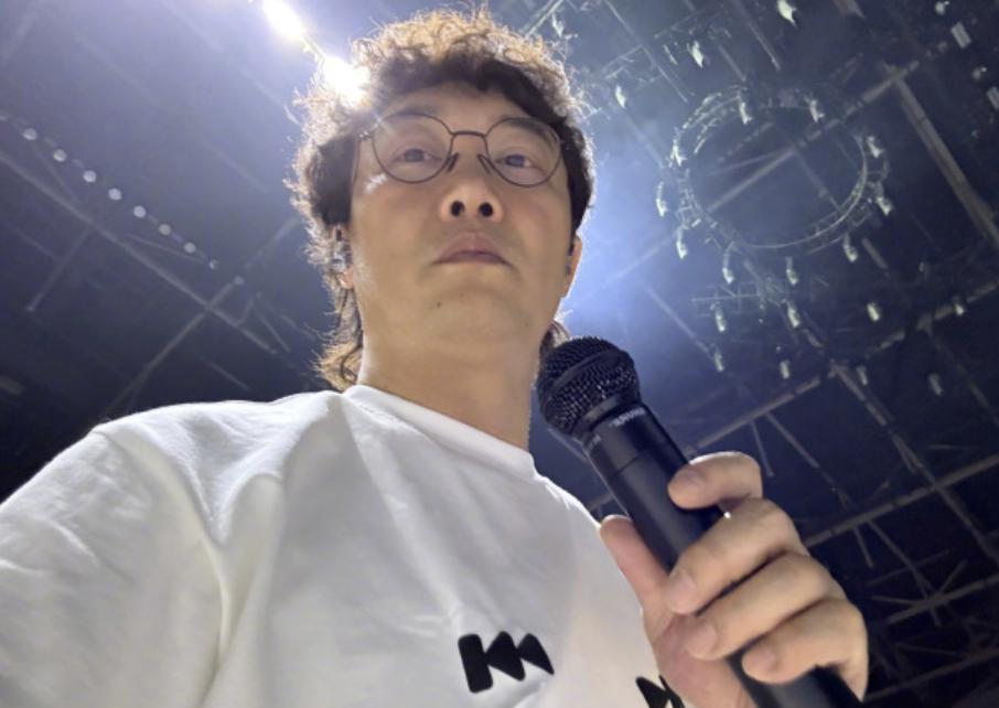 陈奕迅在高雄演唱会上突然咳嗽。

其实这只说明了一件事，那就是他的身体还没有完全