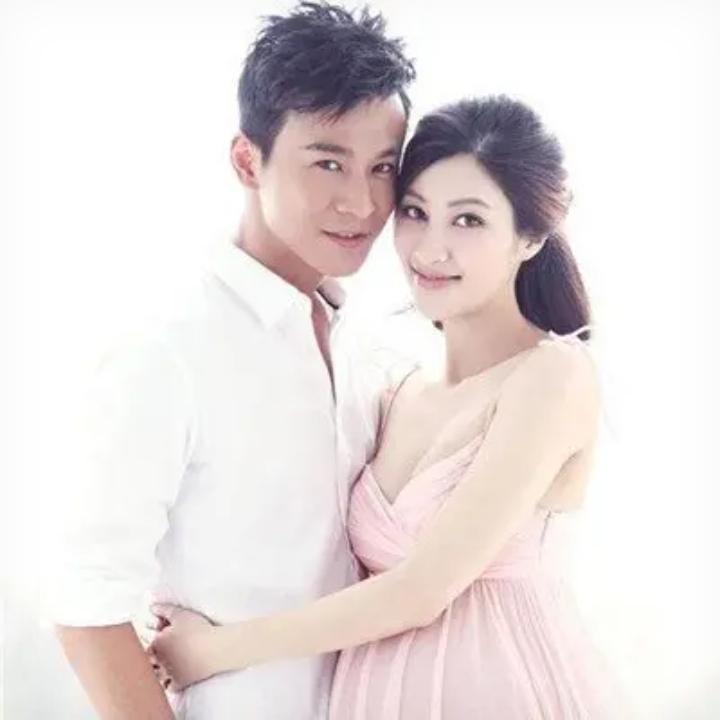 结婚证本来是固定和维护夫妻婚姻关系的一道“防火墙”，现在看它的作用渐渐缩水。
一