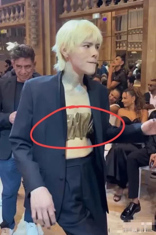向佐这孩子
不能仔细看，
越仔细看，越会发现他在艺术这条路越走越远，在享受的女装