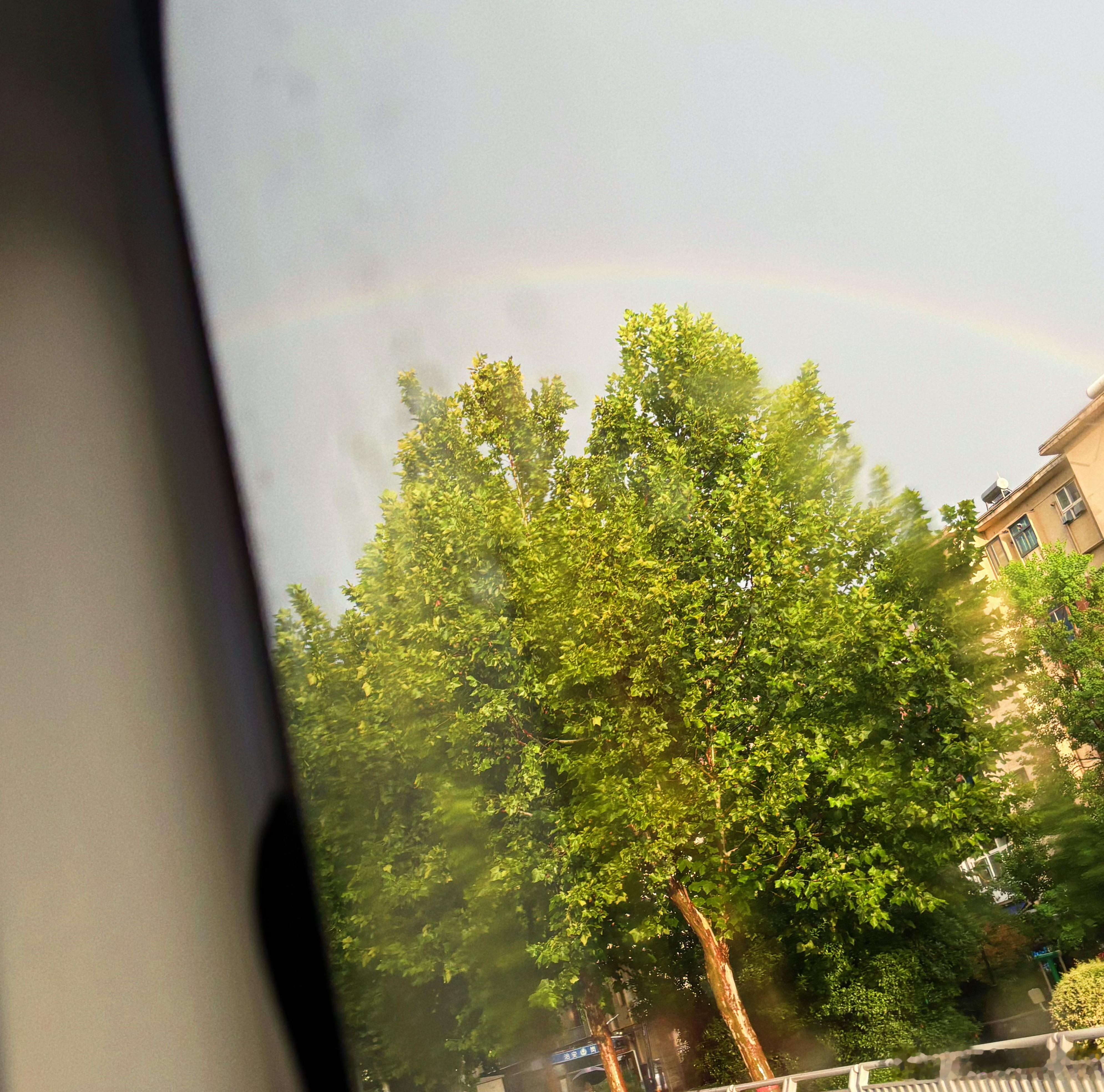 今天下班的时候公交车堵车了，但是看到了图2些许的彩虹🌈图1是我家门口别人拍的 