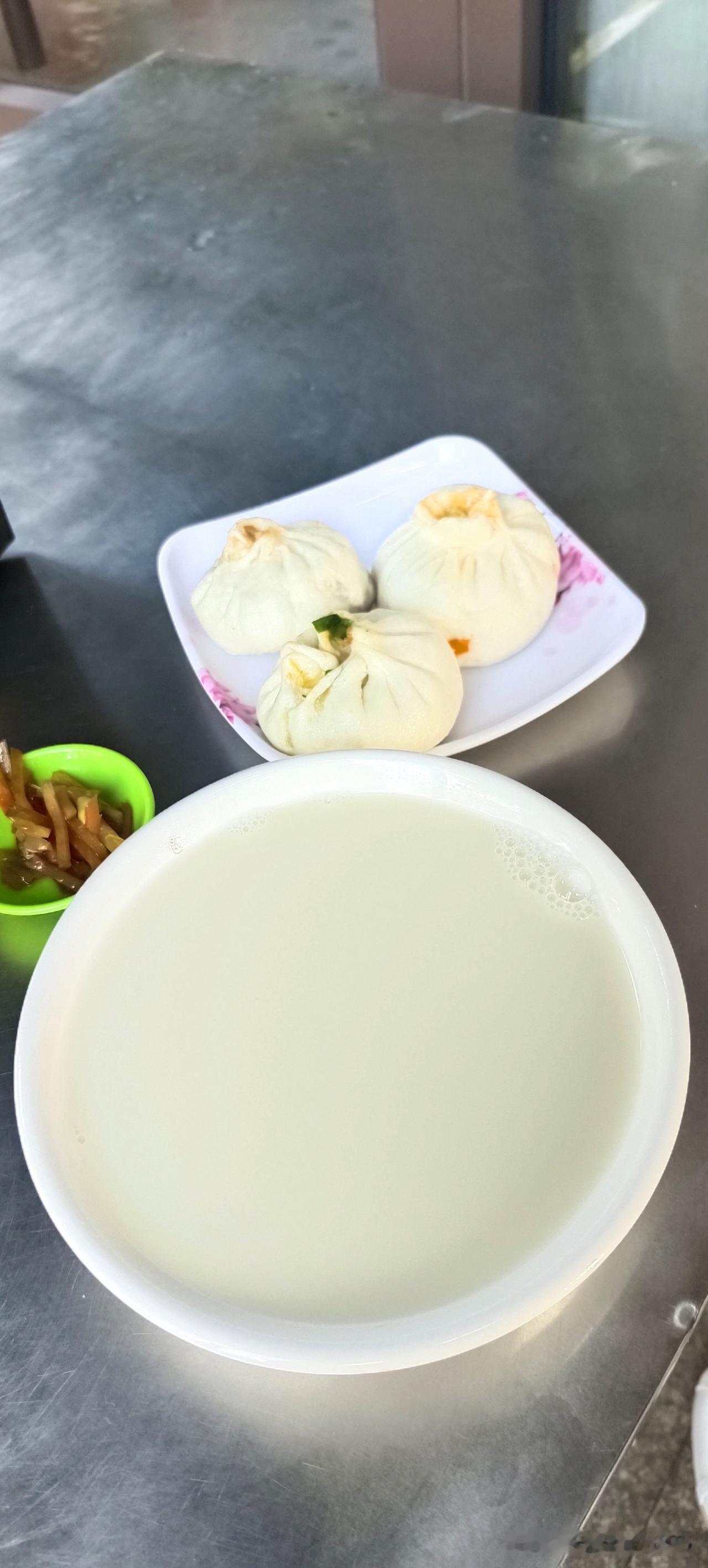 一个人早晨起来真的不想做那口饭，又吃不多，又麻烦。
今天早晨意想不到的凉快，出去