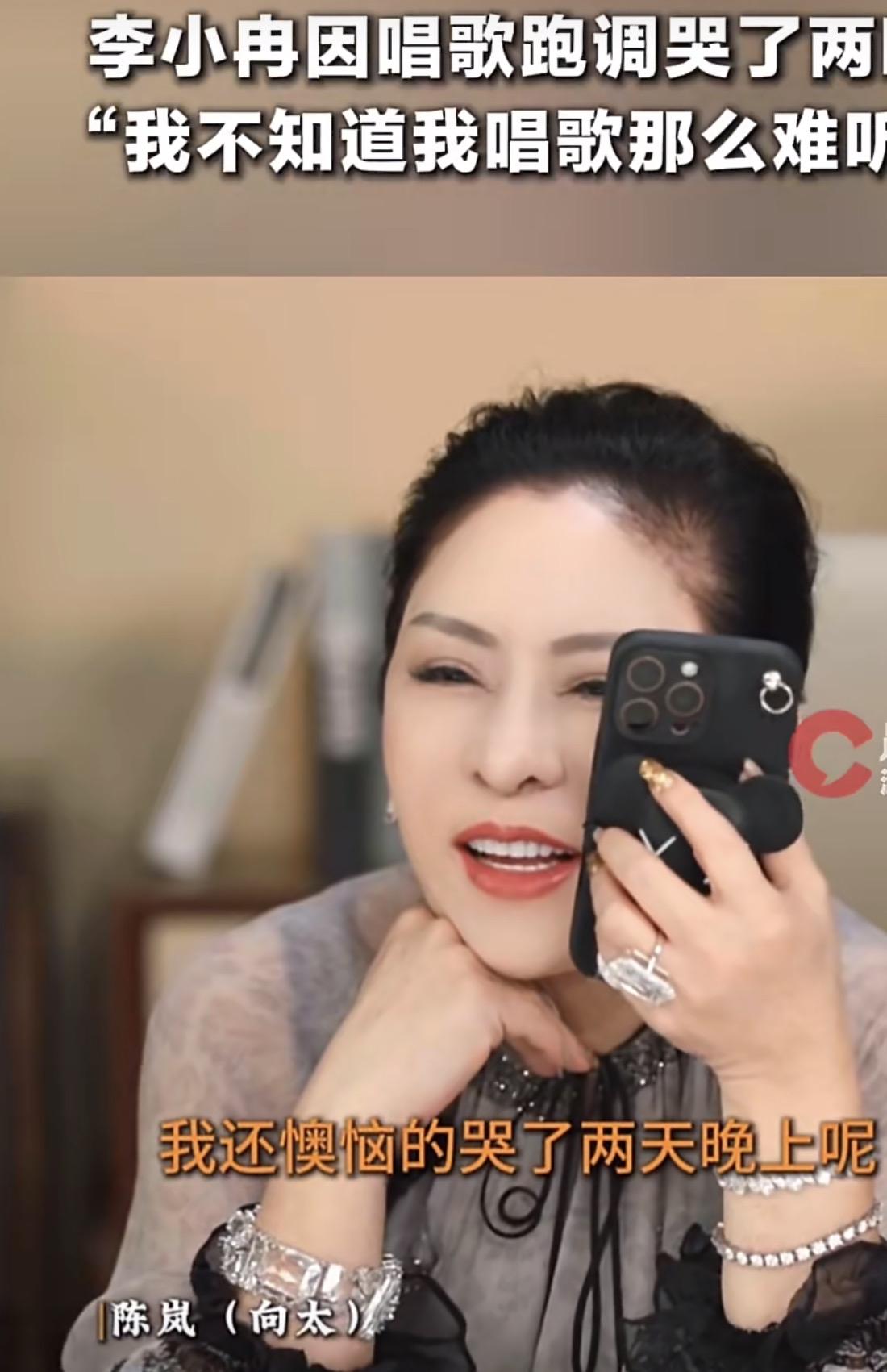 向太：小冉啊，我看你这两天都不怎么说话，怎么了这是？是不是还在为那天唱歌的事儿耿