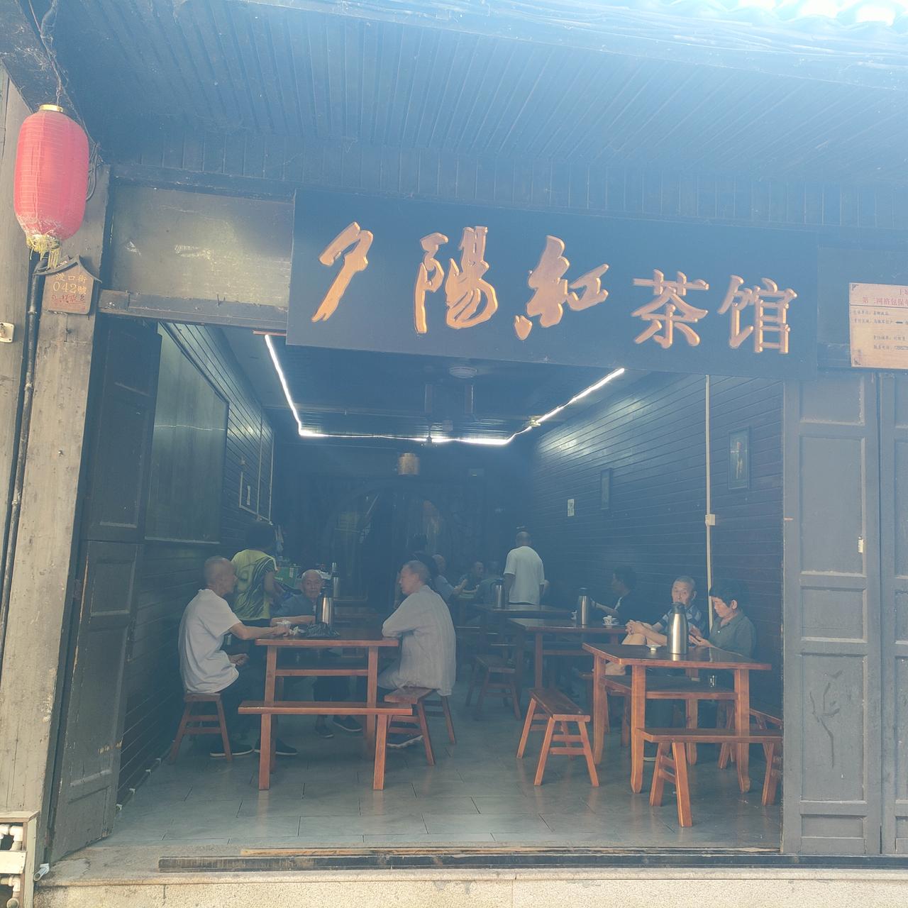 土城的茶馆都是老人家在喝茶，一个人两元。以前古镇常见茶馆，早年去西塘、安昌和诸葛