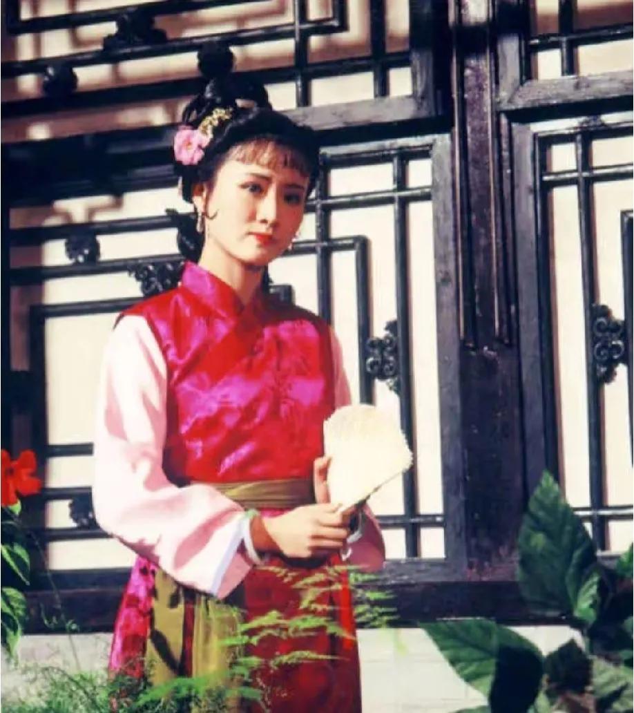 有人问红楼梦 中，麝月吵架那么厉害，句句在理、招招致命，怎么就没晴雯招怨？最后反