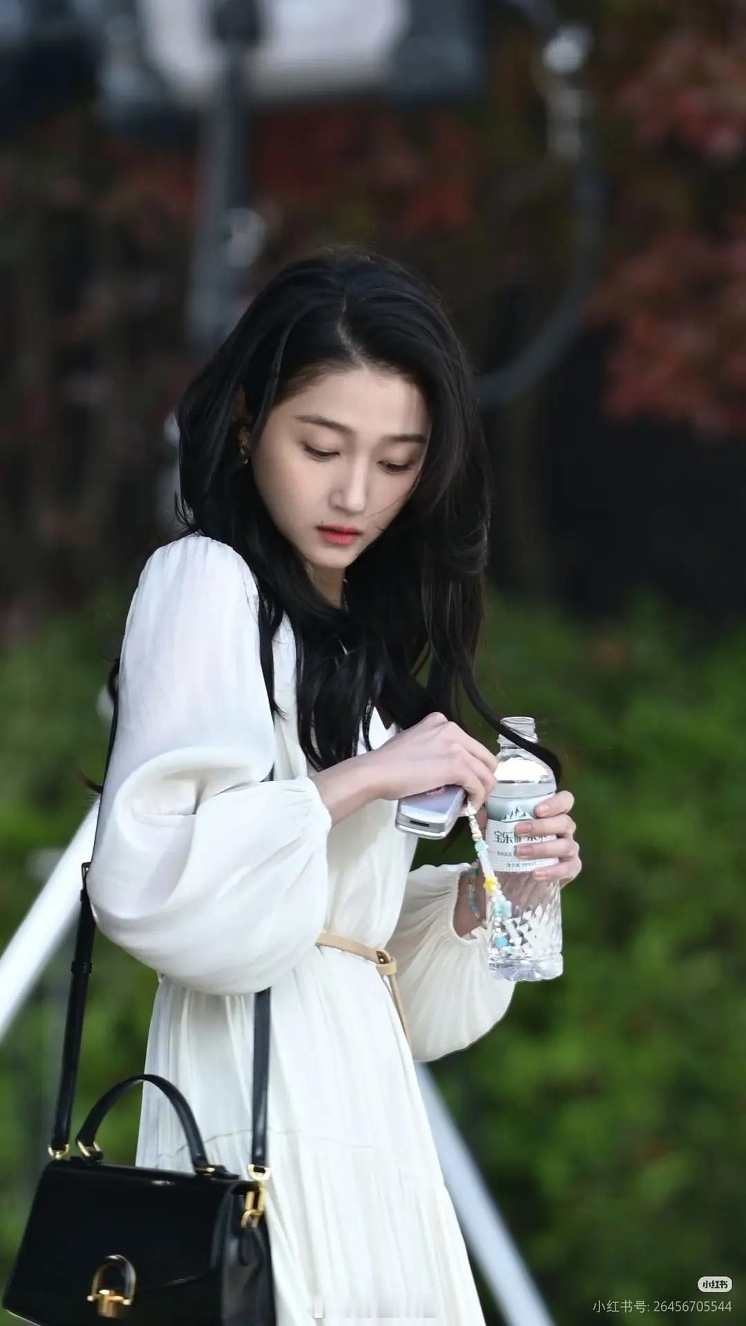 关晓彤今天路透状态怎么评 感觉还挺清纯女大的 