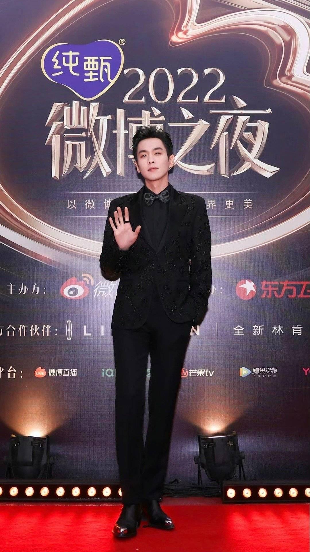 昀帝一出来，整个场子就贵起来了