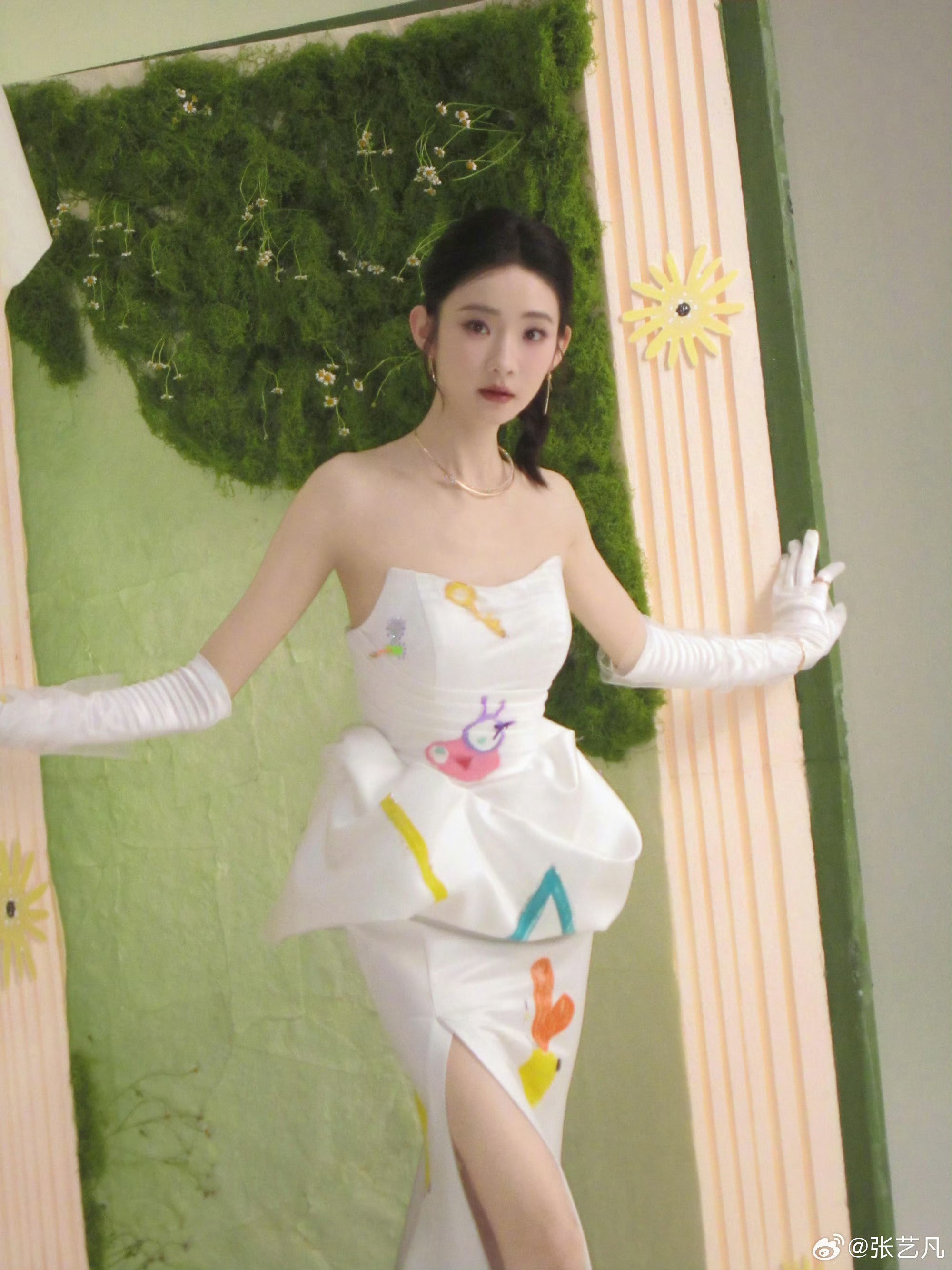 张艺凡从书中走了出来 小朋友的画在她身上绽放童趣！出发图像故事书里的画面，清新又