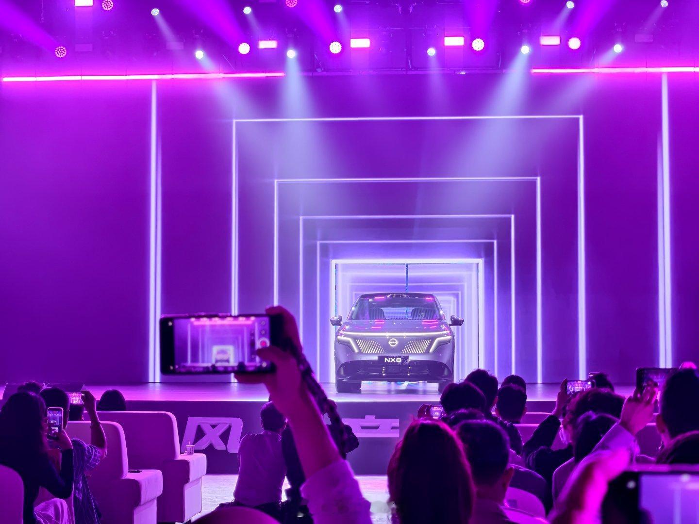 除了直接公布价格并把发布会压缩在半小时内以外，东风日产还直接在发布会现场，没挪地