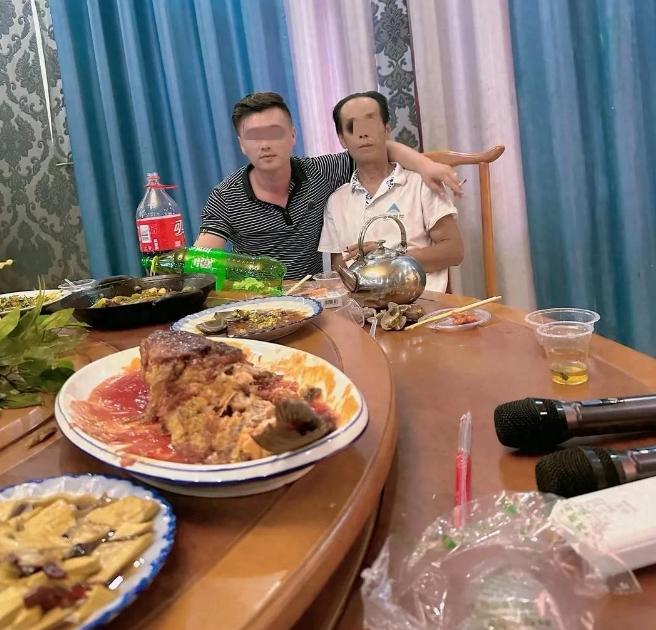 “祸起无端猜忌！” 山东聊城莘县，一户人家办奶奶十周年忌日宴，还请了戏班子搭台唱