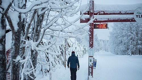 北极寒流凶猛！芬兰零下37度致航班全停，数千游客被困
 
近日，一股强大的北极寒