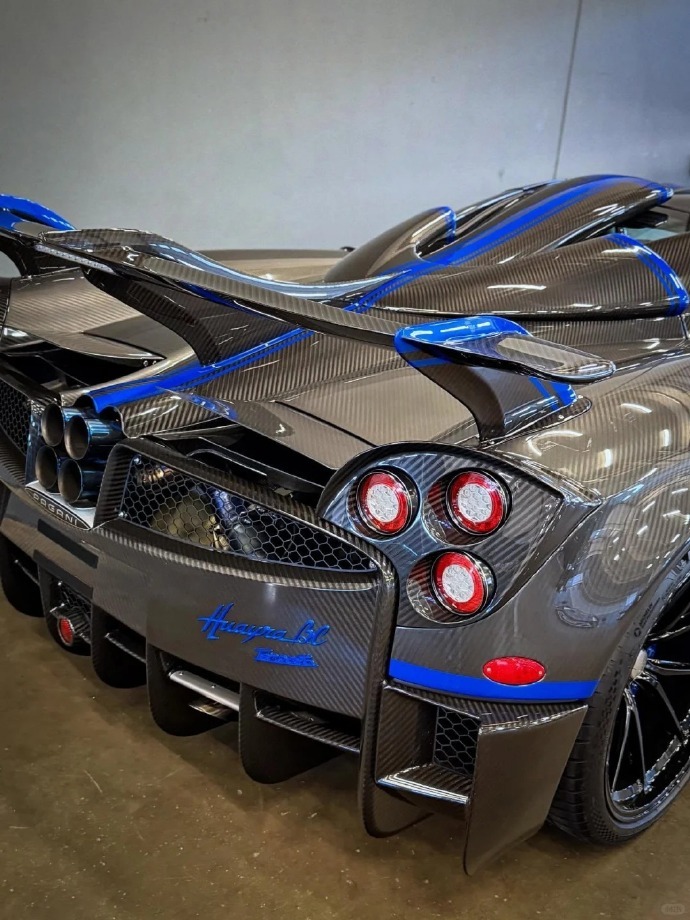 哇塞！瞧瞧这台 Pagani Huayra BC Tempesta 黑蓝配色的超