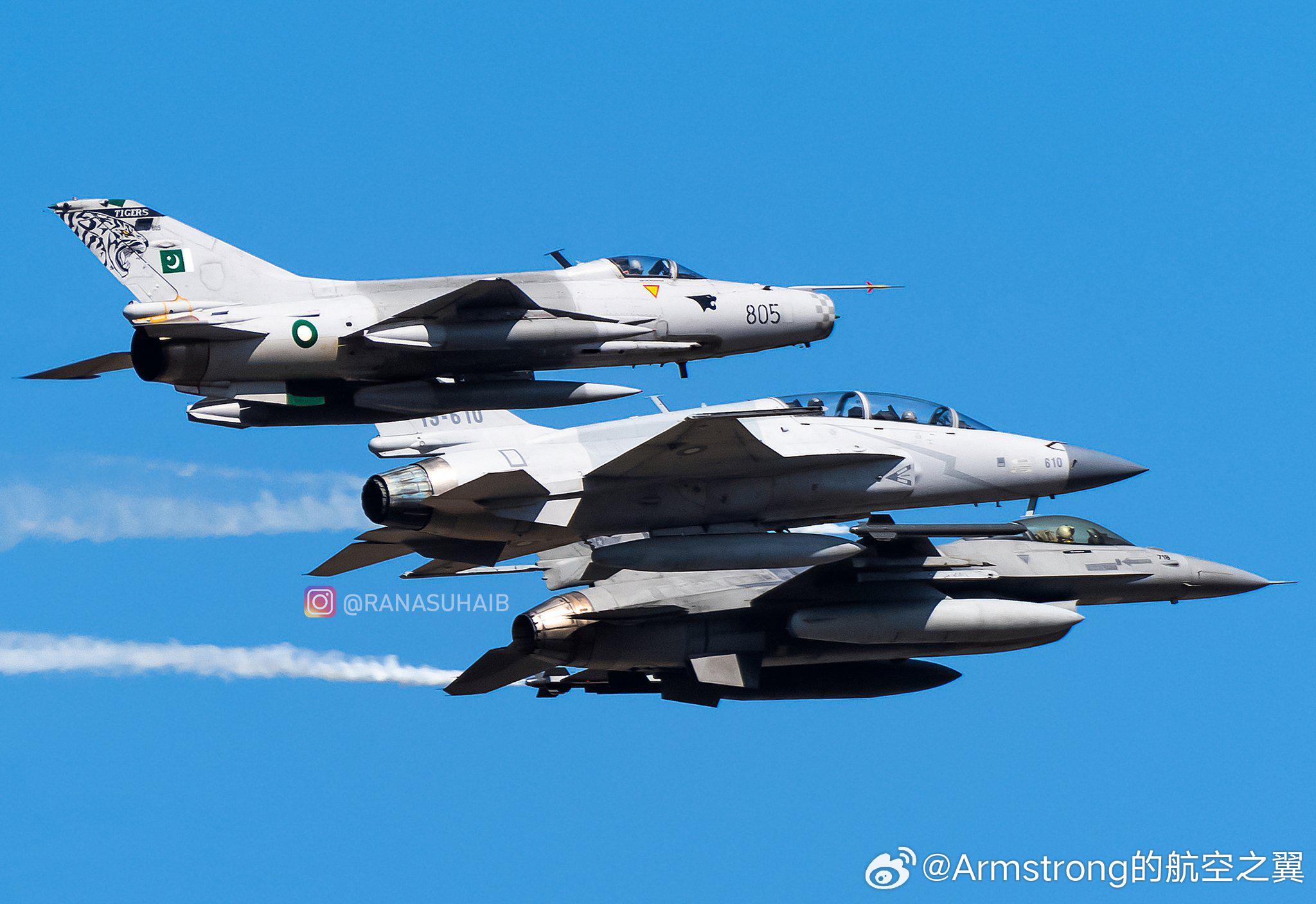巴基斯坦歼-7、JF-17、F-16三机编队 