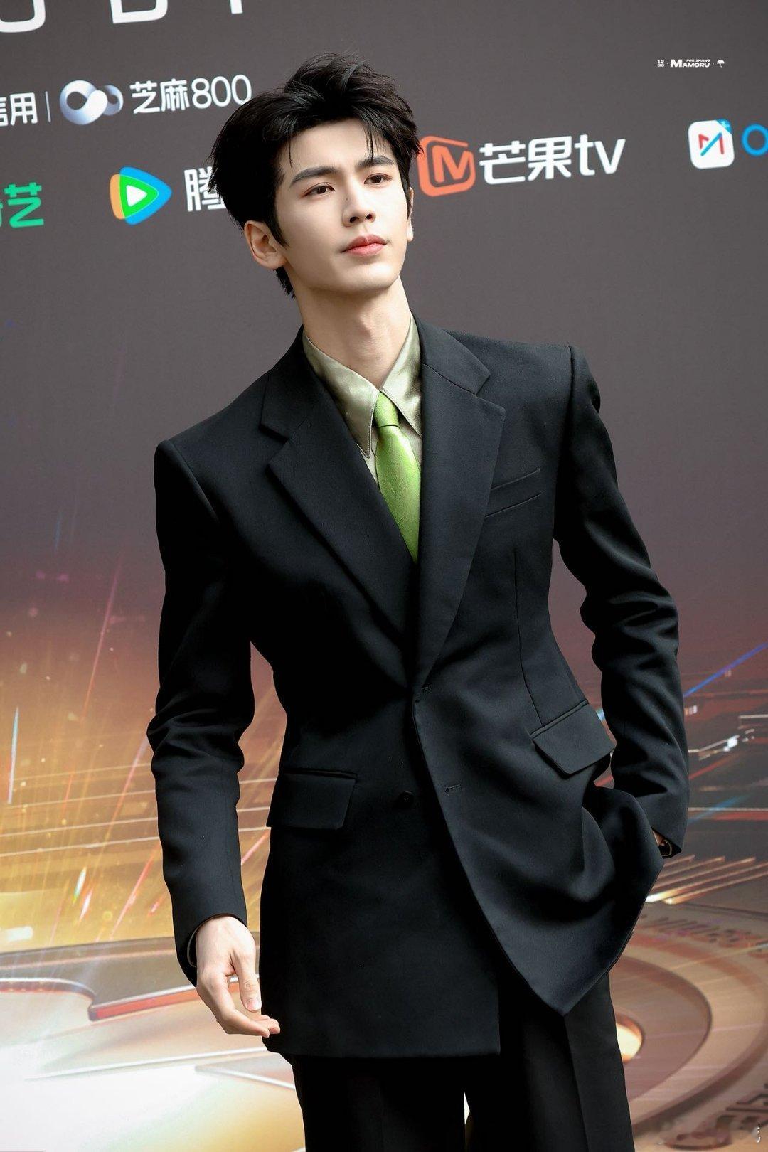 王鹤棣上了红毯还在打球 救命！红毯秒变他的秀场，边拍球边往前走，动作自然又吸睛，