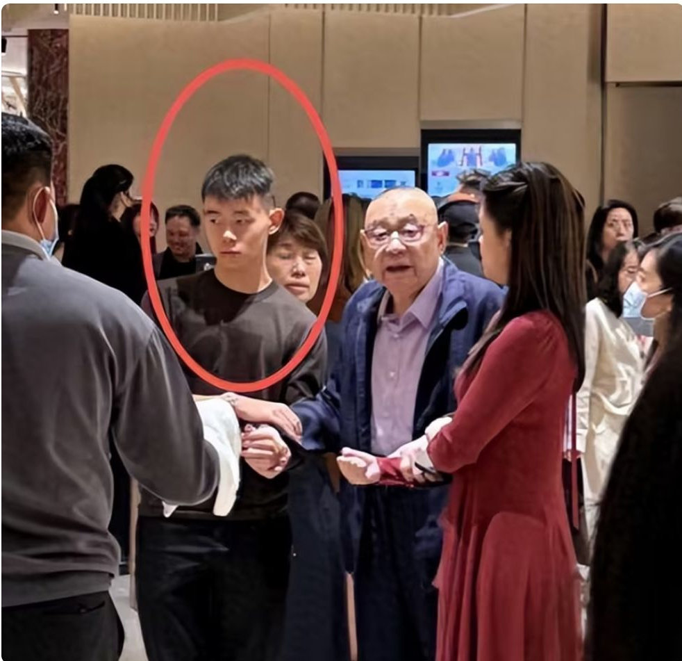 吕丽君罕晒儿子正脸，16岁刘子峰一身西装很大气，长得不像刘銮雄 