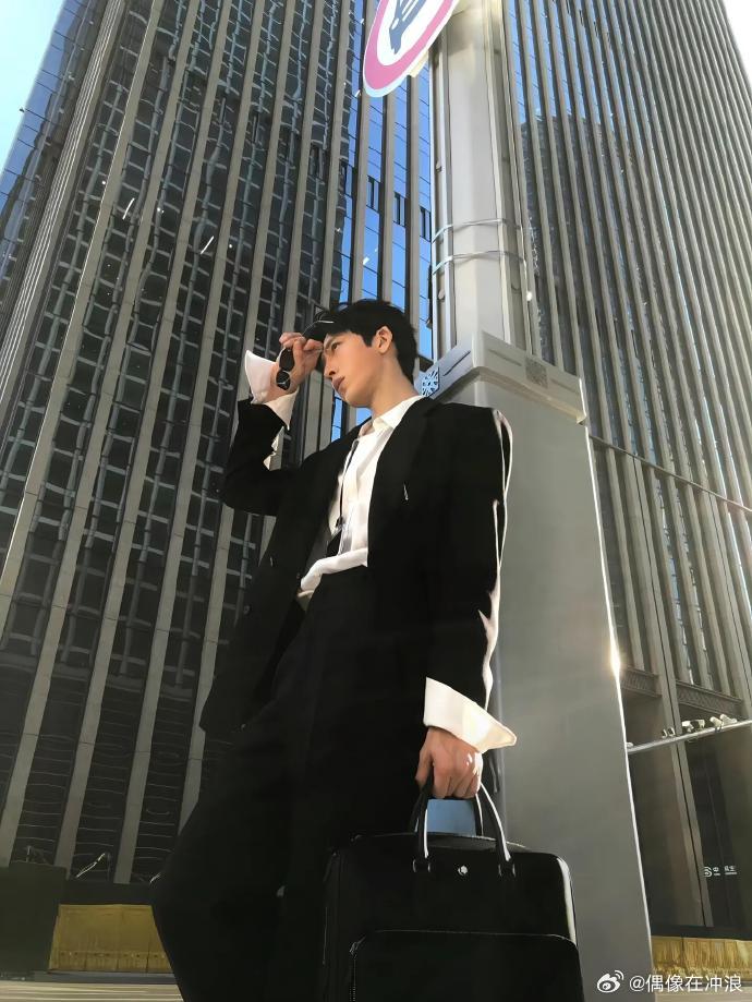 井柏然审美这一块很多造型无需过多修饰，依靠审美加持就氛围感拉满，清冷贵公子气质扑