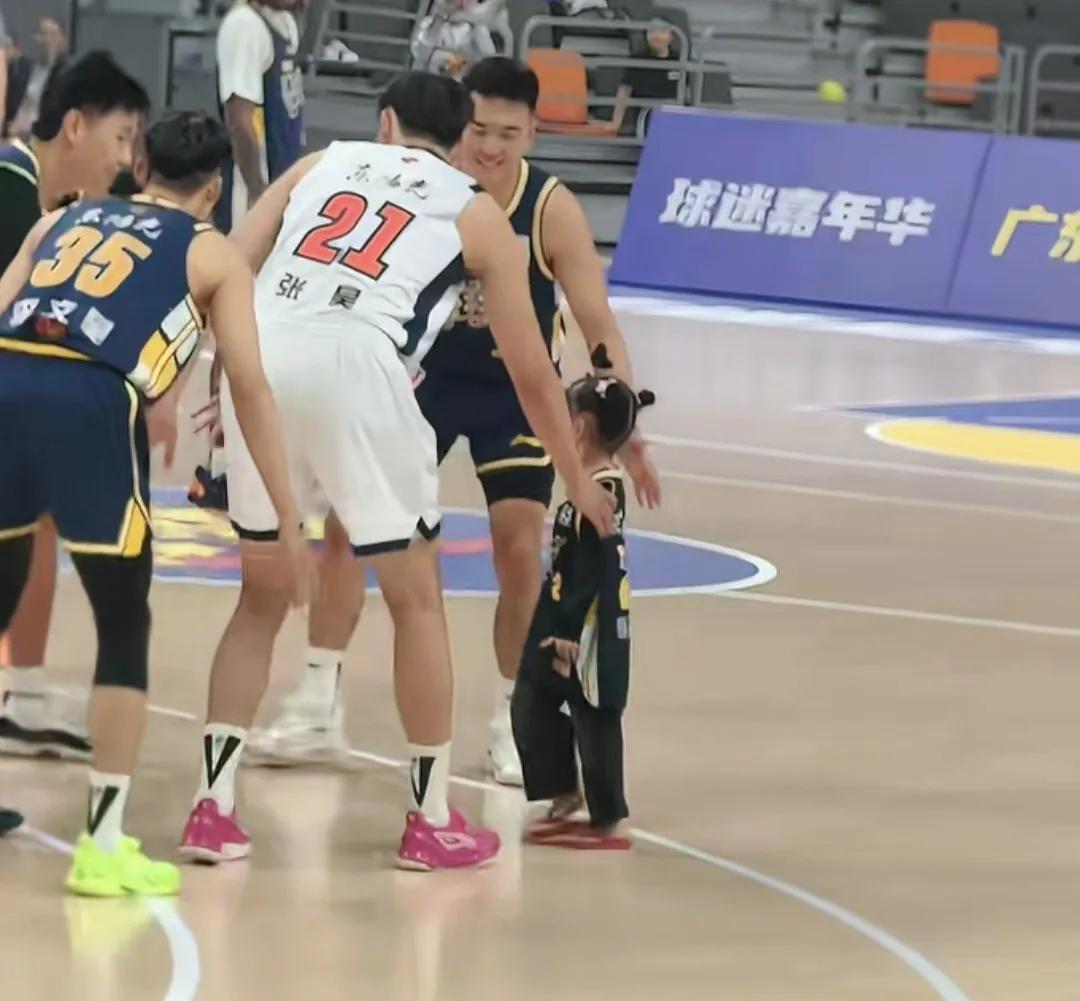 广东嘉年华活动上，一个五岁小女孩步入球场，脚着拖鞋，引人注目。
大凡能有这种活动