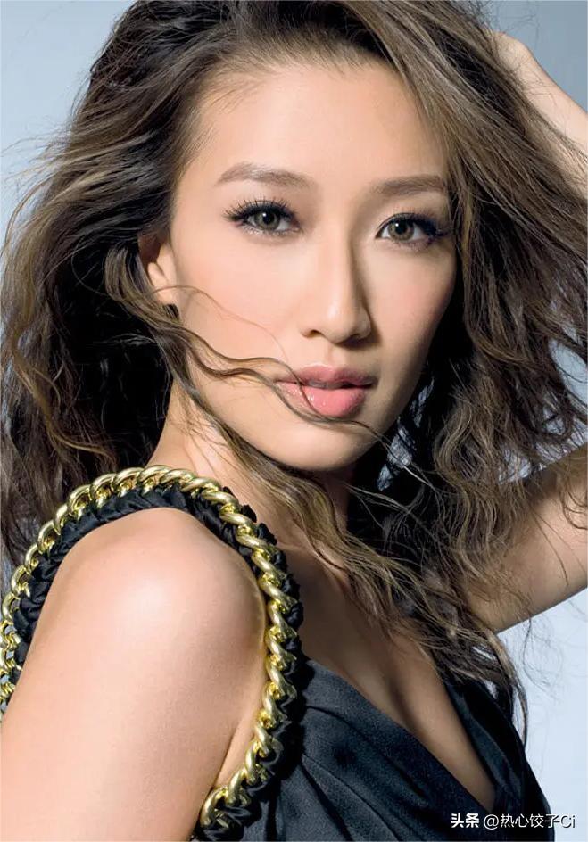 谢霆锋在早年的采访中，被问在你的心目中，妹妹漂不漂亮？他笑着说，还可以，普普通通