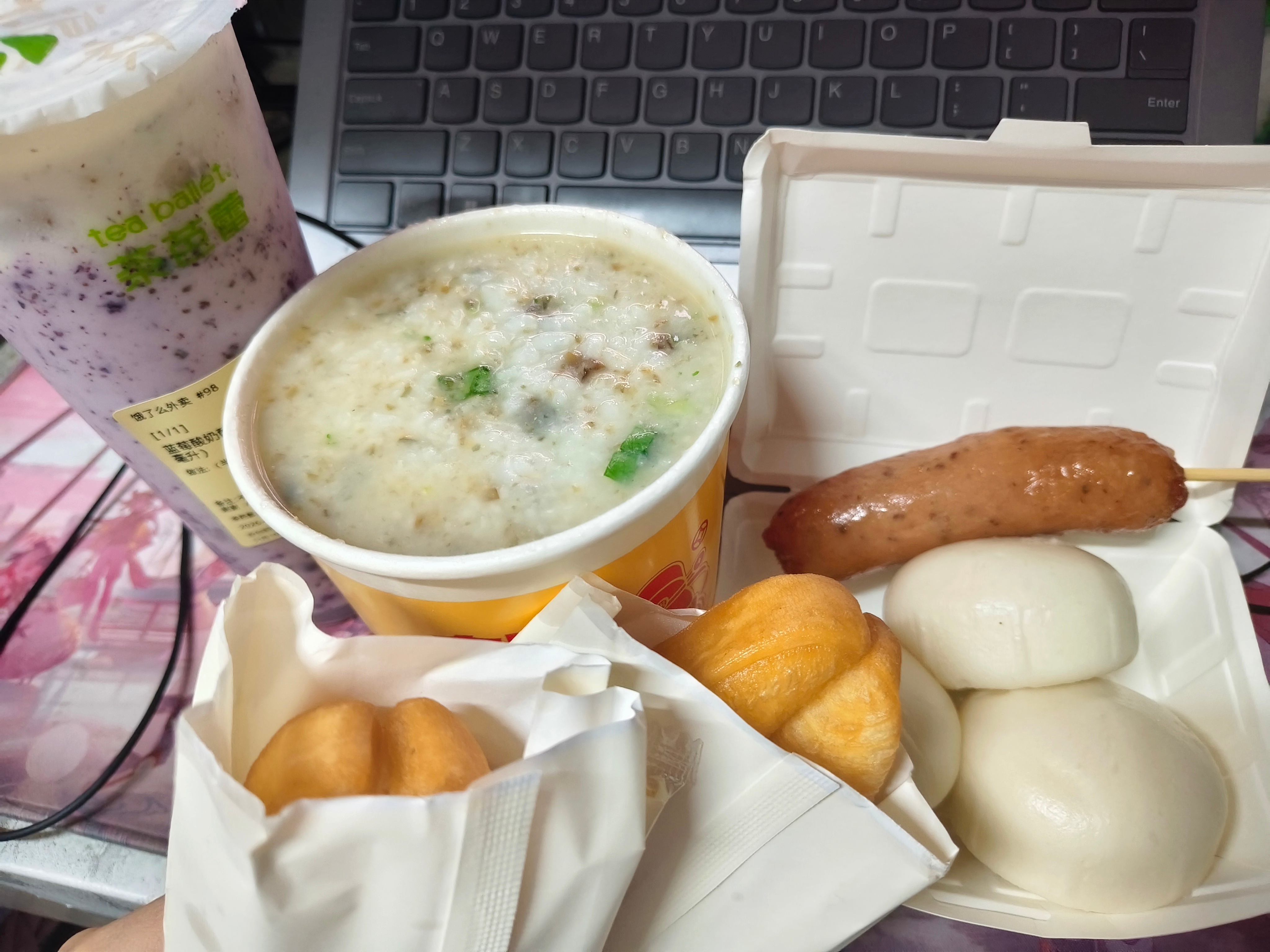 皮蛋瘦肉粥，烤肠，三个奶黄包，俩油条，蓝莓酸奶酪 