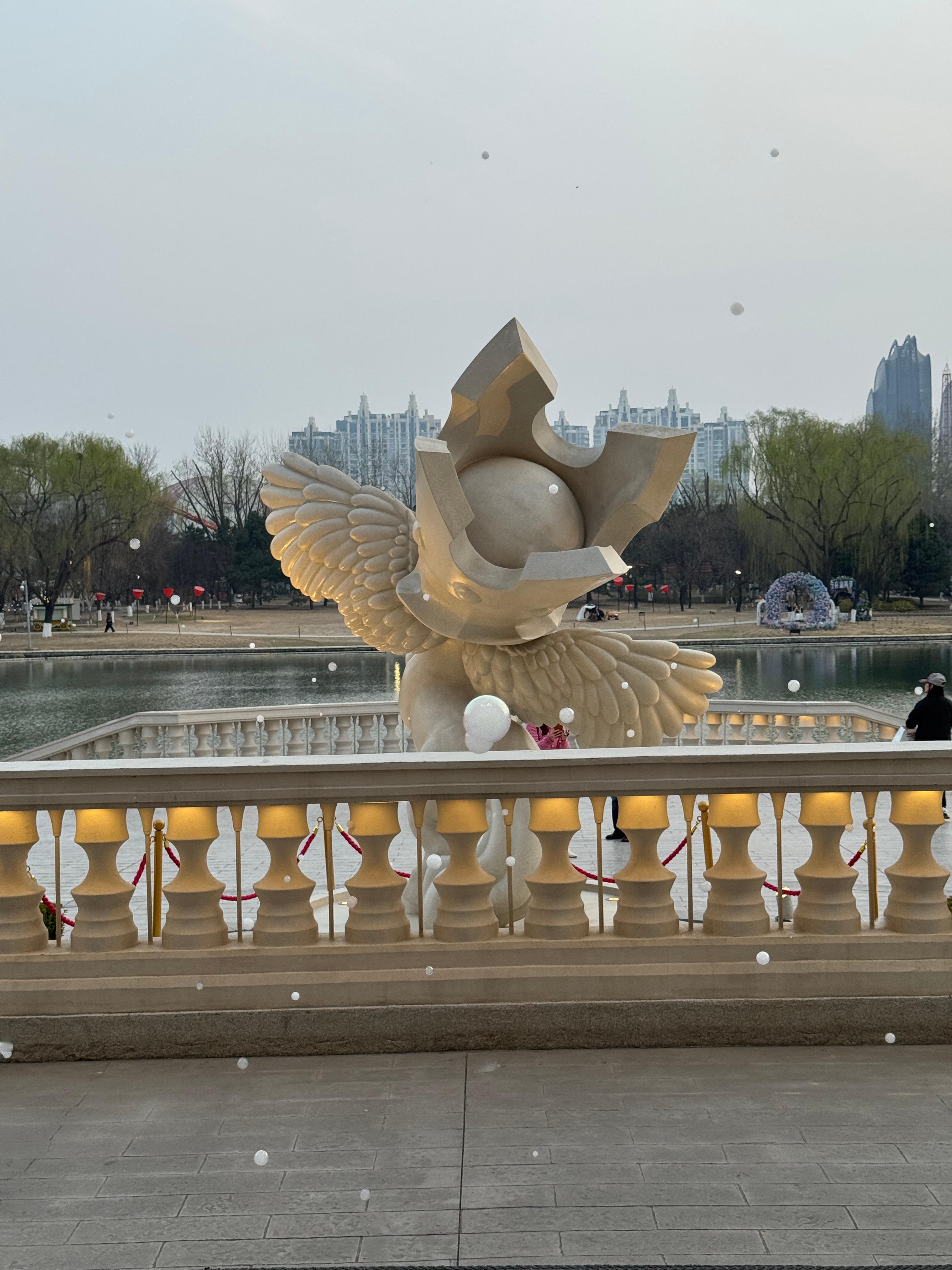 泡泡玛特乐园一场大型IP沉浸式体验去了泡泡玛特乐园，整体感受很清晰：这里没有刺激