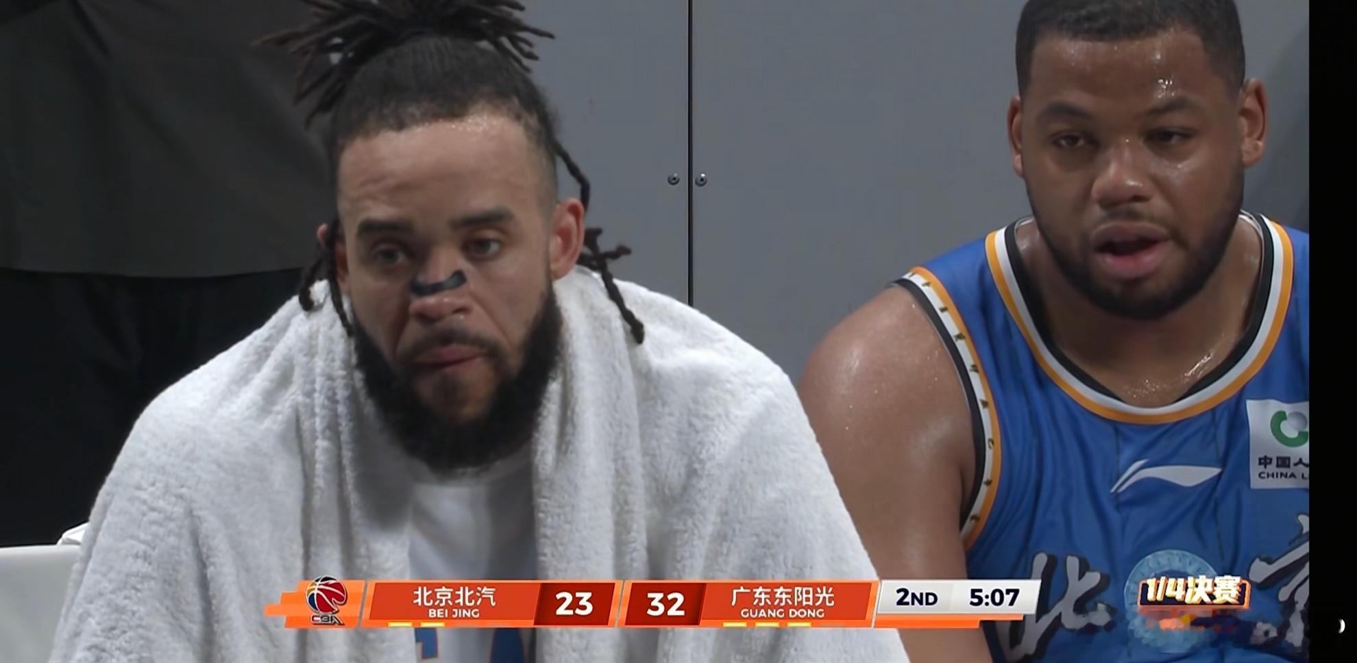 CBA季后赛京粤大战G3半场北京男篮40-35领先广东男篮。在第二节22-32落