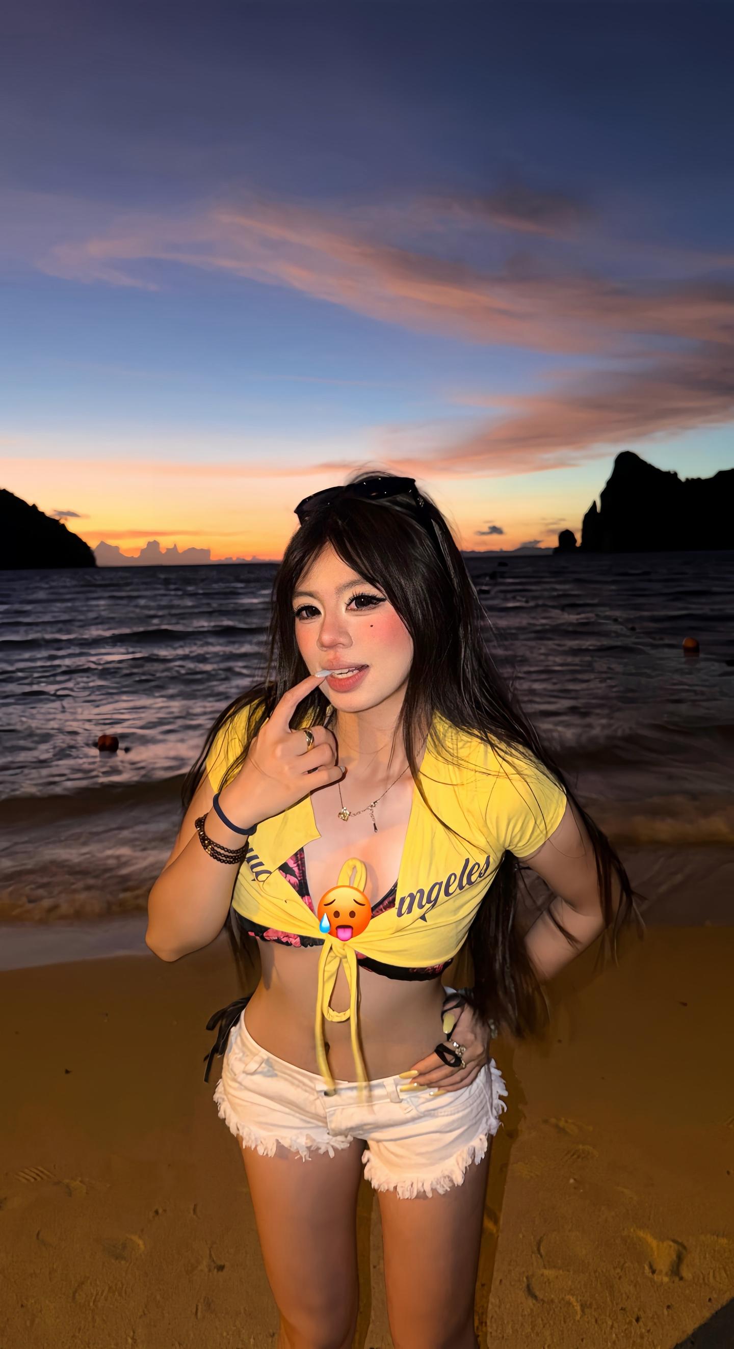 Golden Hour🧡💛🧡👙