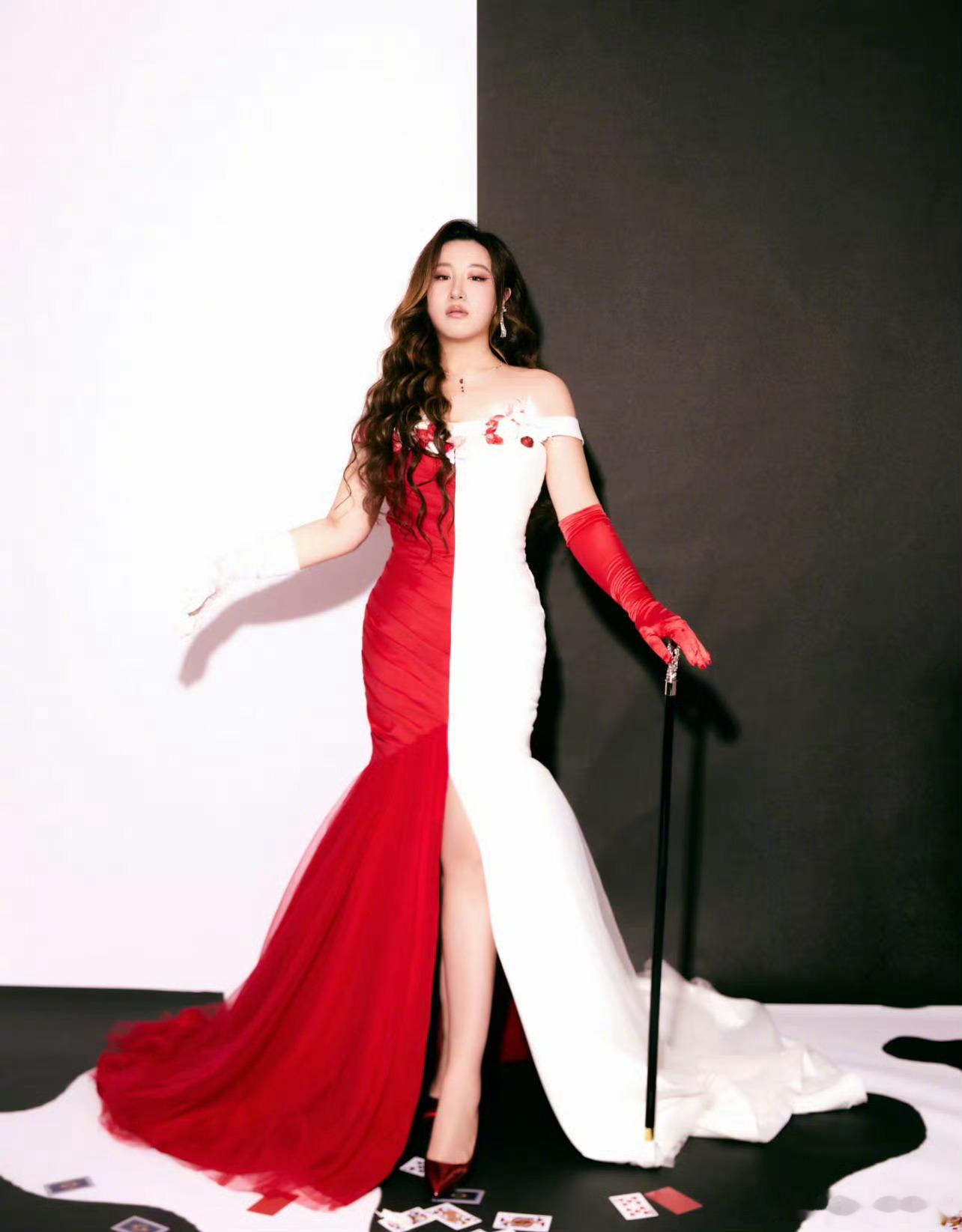 锤娜丽莎把额头露出来大大方方的让花成花，让树成树。利落高马尾露出完整眉眼，背脊线