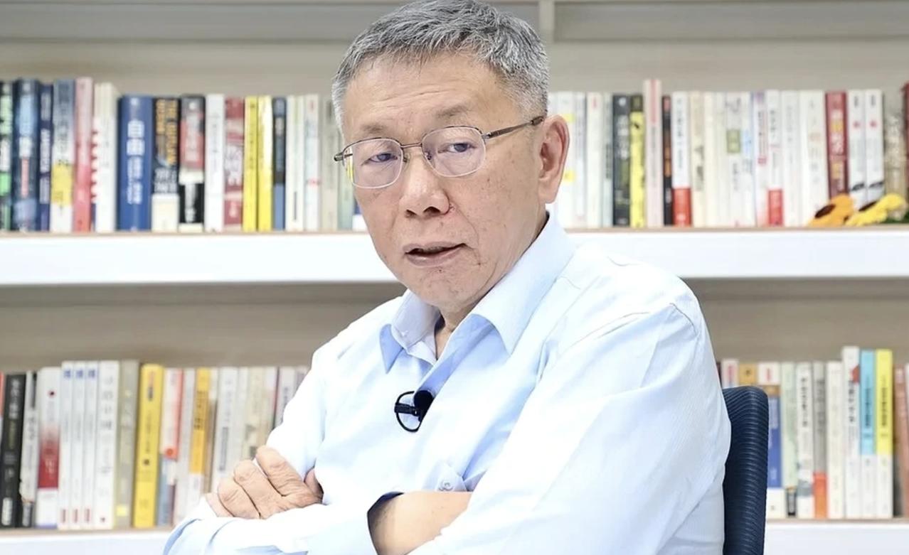 柯文哲拿拐杖「走路一跛一跛」！其妻子陈佩琪喊：绝不是中风

柯文哲因涉京华城容积