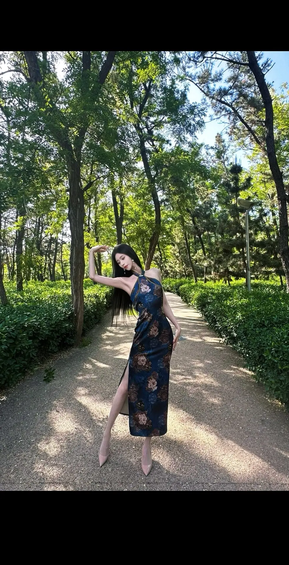 取次花丛懒回顾，半缘修道半缘君。