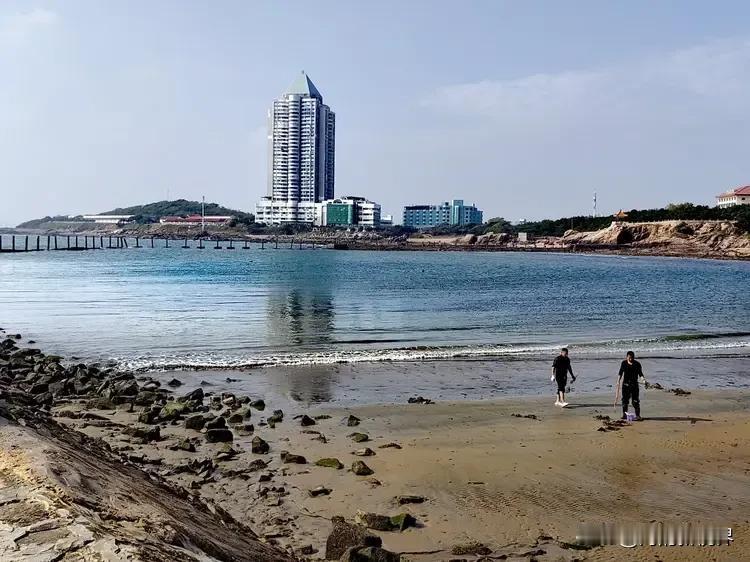 碧海蓝天八大关 ，
万国风情汇此间。
十条街道关名异 ，
花石楼旁海浪翻。
春夏