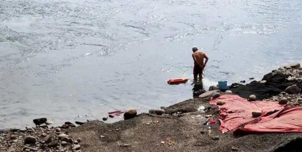 四川乐山，男子经常一丝不挂在江里裸泳，一女子每天散步时都能瞅见，看了整整1个月后