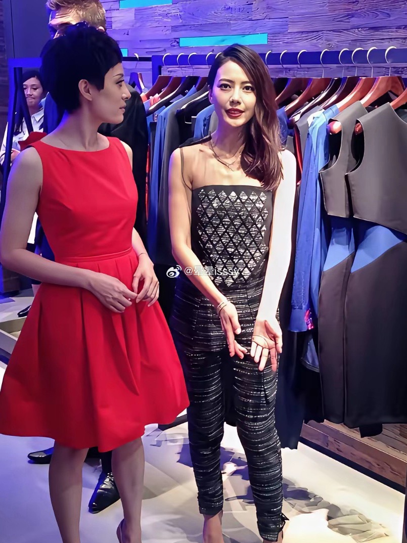 她们是不是互换一下衣服会更好 