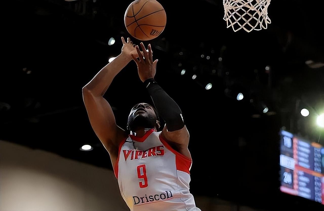 火箭二队毒蛇的锋线新秀卡梅伦-马修斯在最近5场NBA发展联盟比赛中有4场比赛的得