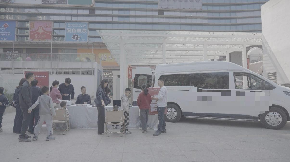 在广州南开出的列车上感受到温暖当春运遇上情人节的浪漫 以前总觉得，春运的底色，是