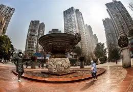 2026年上半年的一组消费数字，就把这个问题变得很有意思。城镇消费品零售额只增长