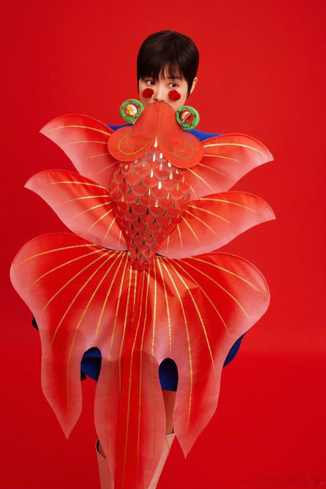 李宇春拜年娃娃造型  今晚是歌手第五次登上央视春晚陪大家过年，先来看看纸鸢新春大