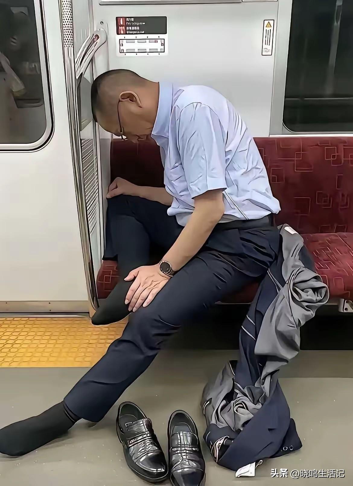 再怎么困，也不能在地铁脱鞋子啊[灵光一闪]