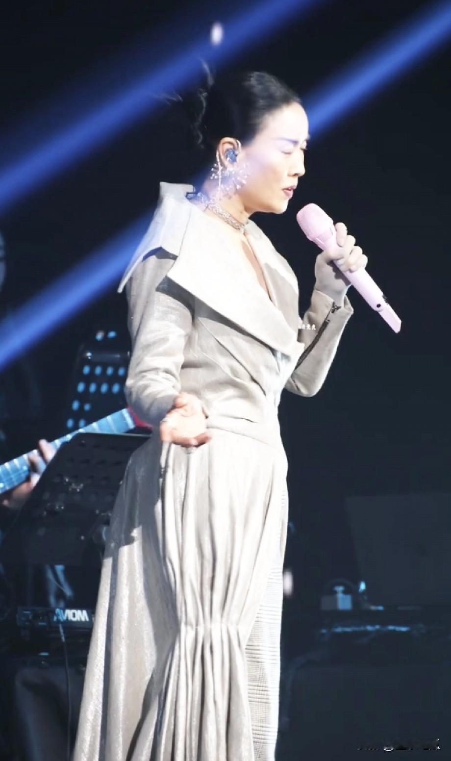那英尽管年岁渐长、容颜老去，可她对自己的作品和演出始终精益求精。这是她在澳门登台