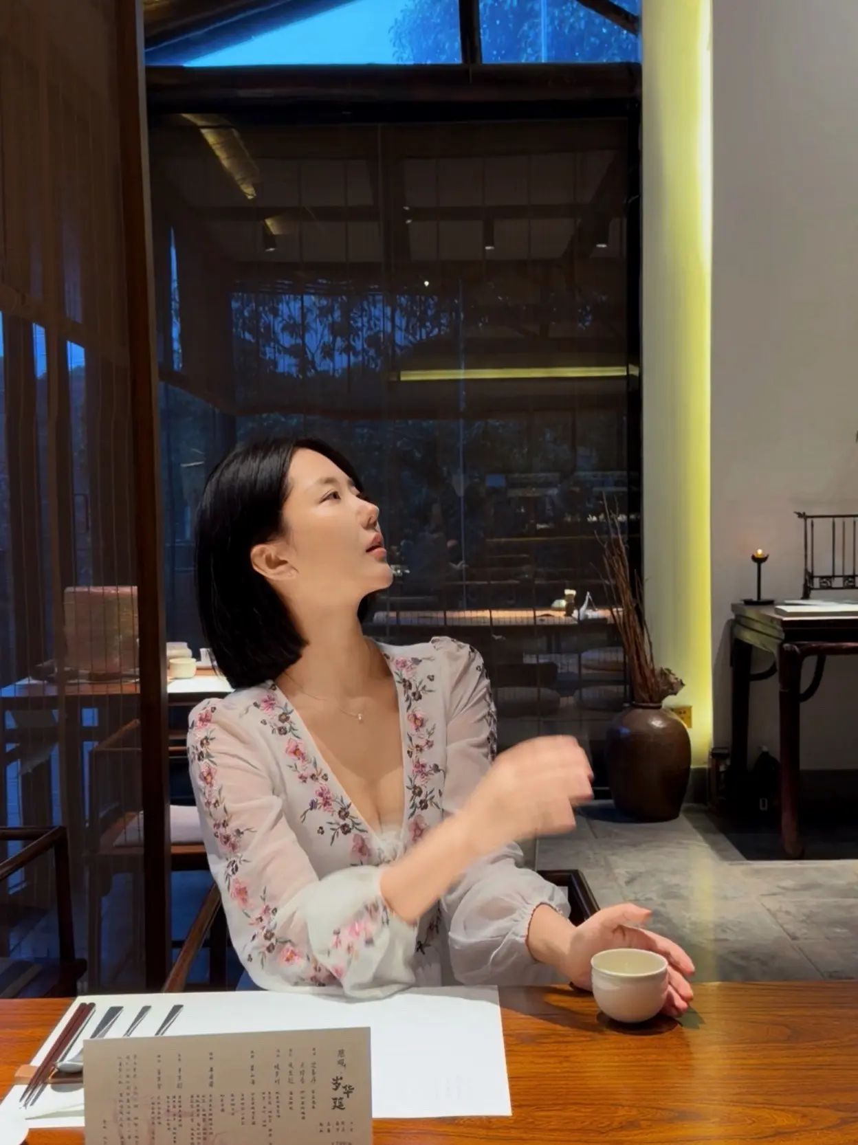 谁三言两语撩拨了情意，谁一颦一笑摇曳了星云