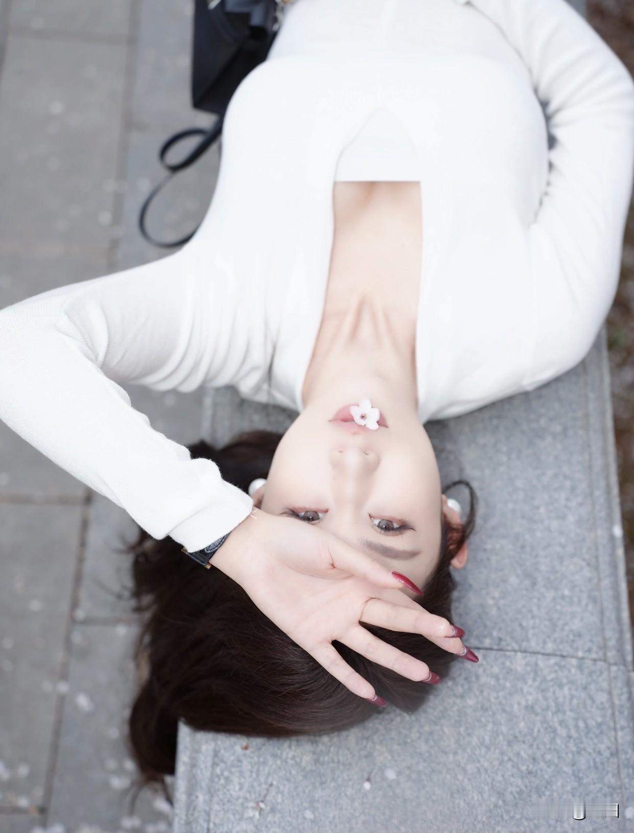 阴天光线昏暗，容易让人陷入沉思，那些平时被忙碌掩盖的小烦恼，这时候都冒了出来。不