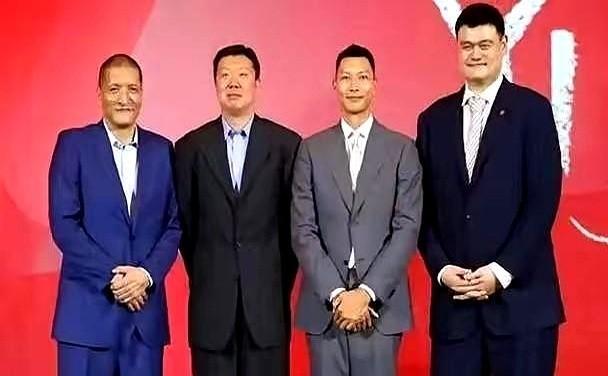 NBA最狠的一笔投资，不是天价合同。
是等你退役20年后，才开始兑现的支票。
姚
