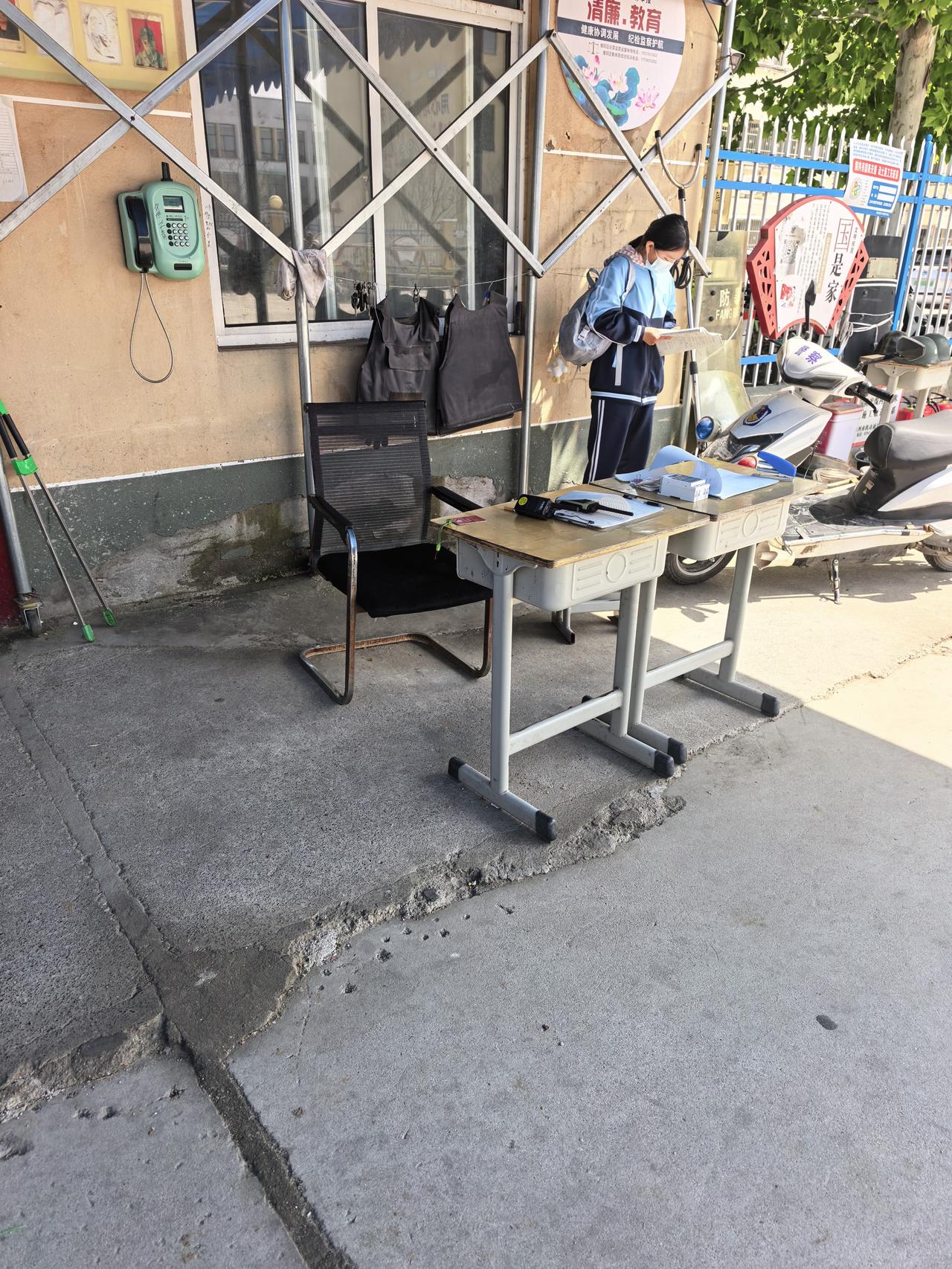 刻苦学习的孩子，哪里都是教室

生病了，等待家长来接的一点时间还在认真看书学习。