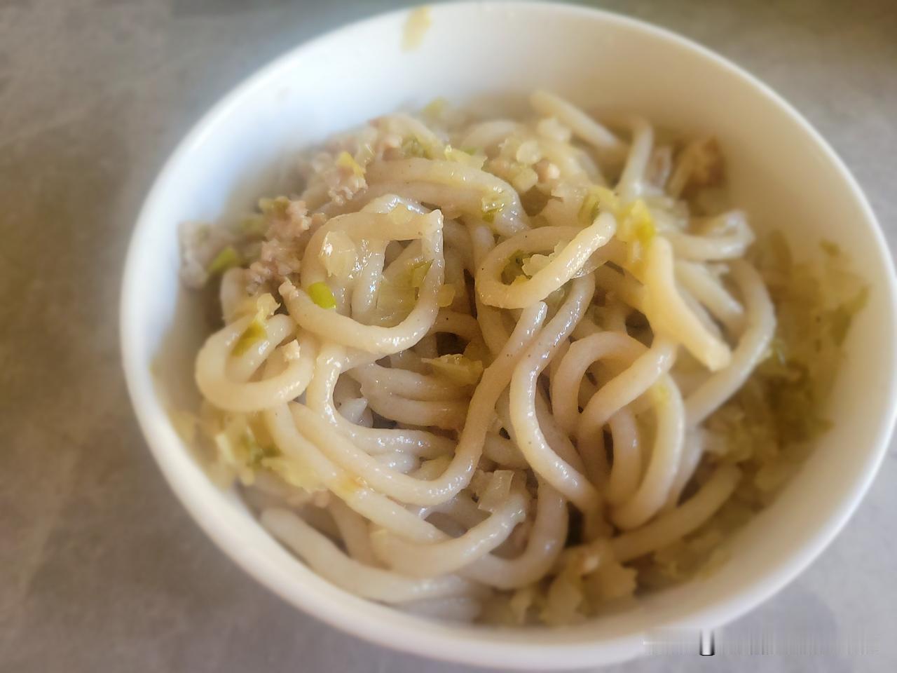 在老家。十一早晨，我让保姆阿姨做的莜面饸饹，特别筋道爽滑，配酸菜猪肉浇头。莜面是